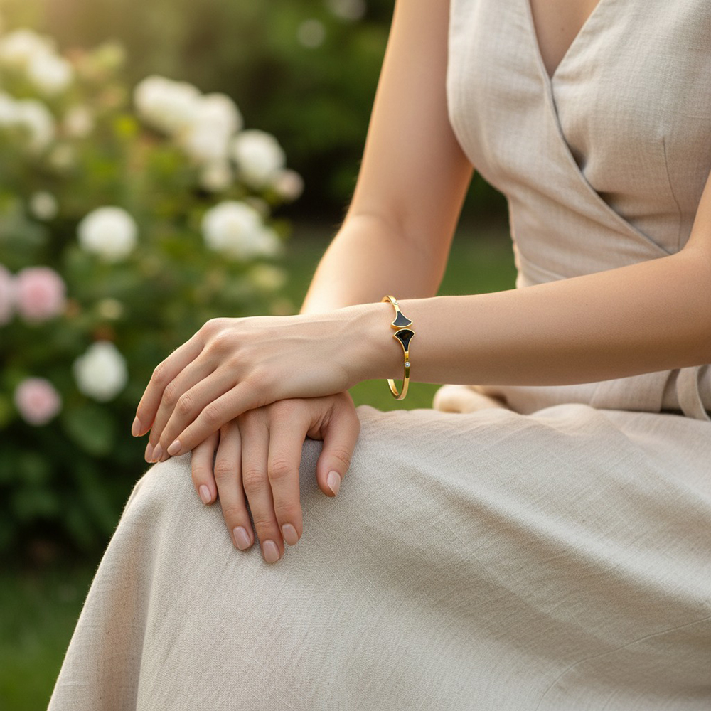 Ce bracelet en acier inoxydable incarne l\\\'alliance parfaite entre élégance contemporaine et durabilité. Son design épuré et ses matériaux de haute qualité en font un accessoire polyvalent, idéal pour compléter votre style au quotidien. Raffiné, résista