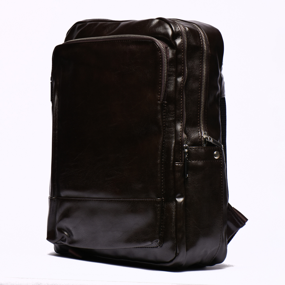 Sac à dos en cuir marron noirci avec multiples compartiments