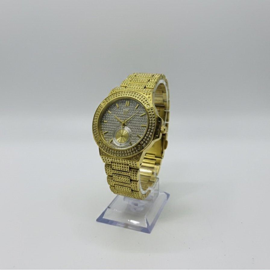 ساعة "رويال جولد" المرصعة – تجسيد للأناقة الملكية.