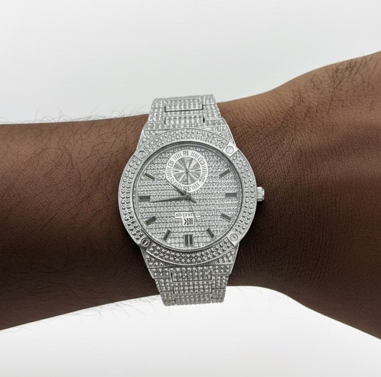 ساعة "آيسد أوت" (Iced Out): فخامة متلألئة بالكامل باللون الفضي